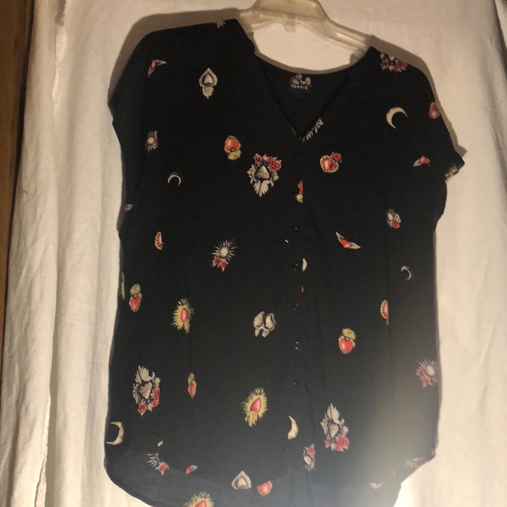 Heart and sun pattern black top